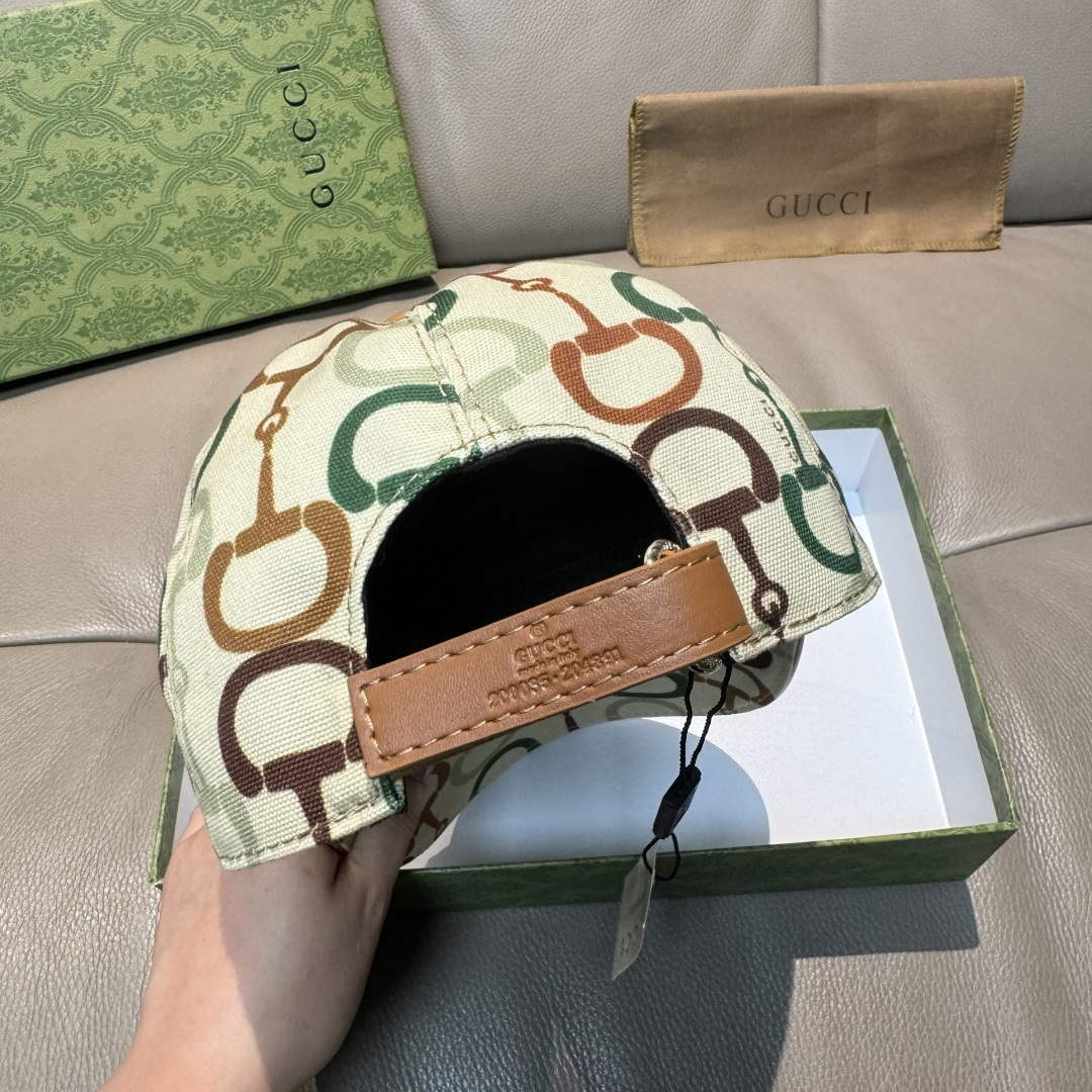 
马衔扣出货
配包装布袋，Gucci古奇新款原单棒球帽， 马衔扣棒球帽。专柜11开模订制，原版帆布面料+