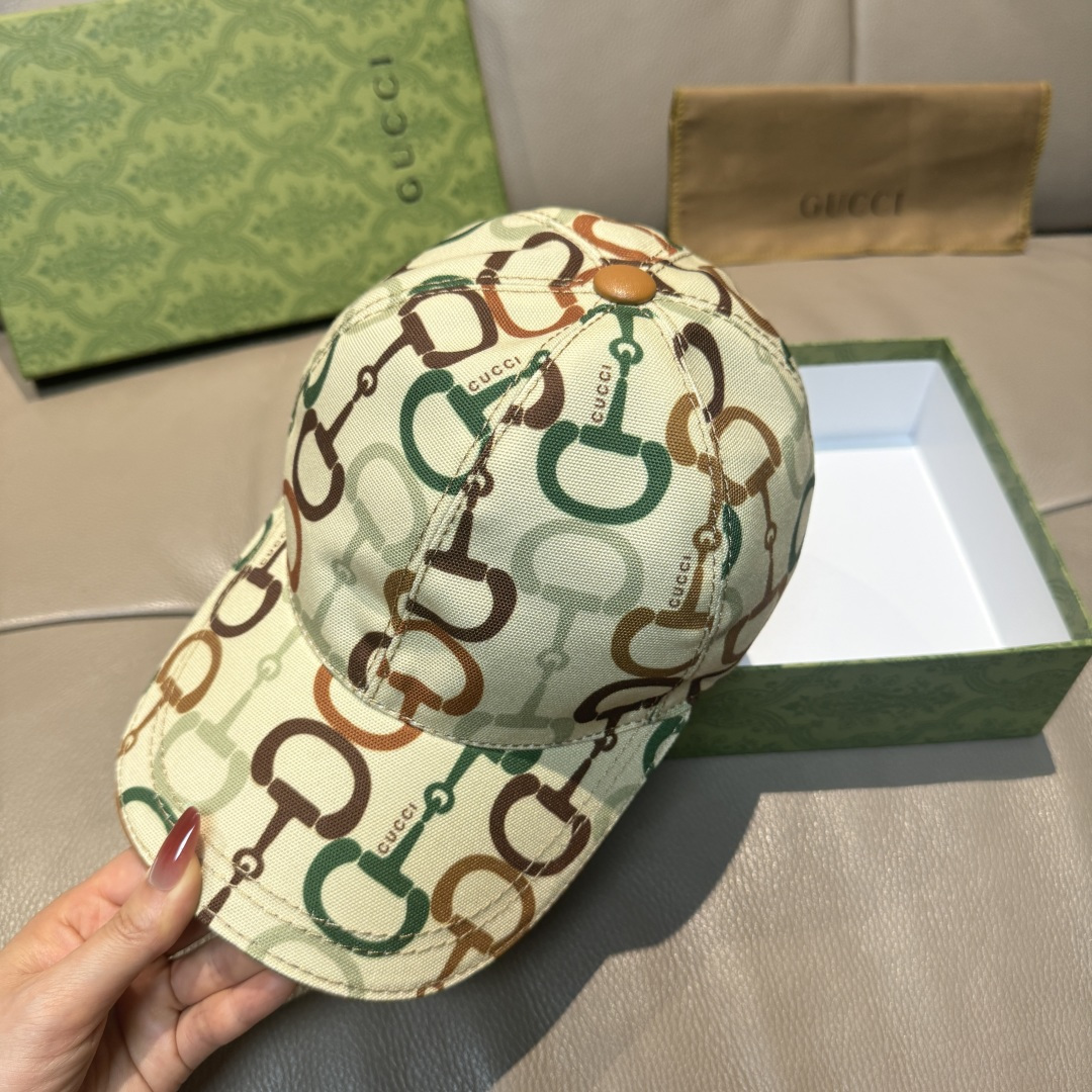 
马衔扣出货
配包装布袋，Gucci古奇新款原单棒球帽， 马衔扣棒球帽。专柜11开模订制，原版帆布面料+