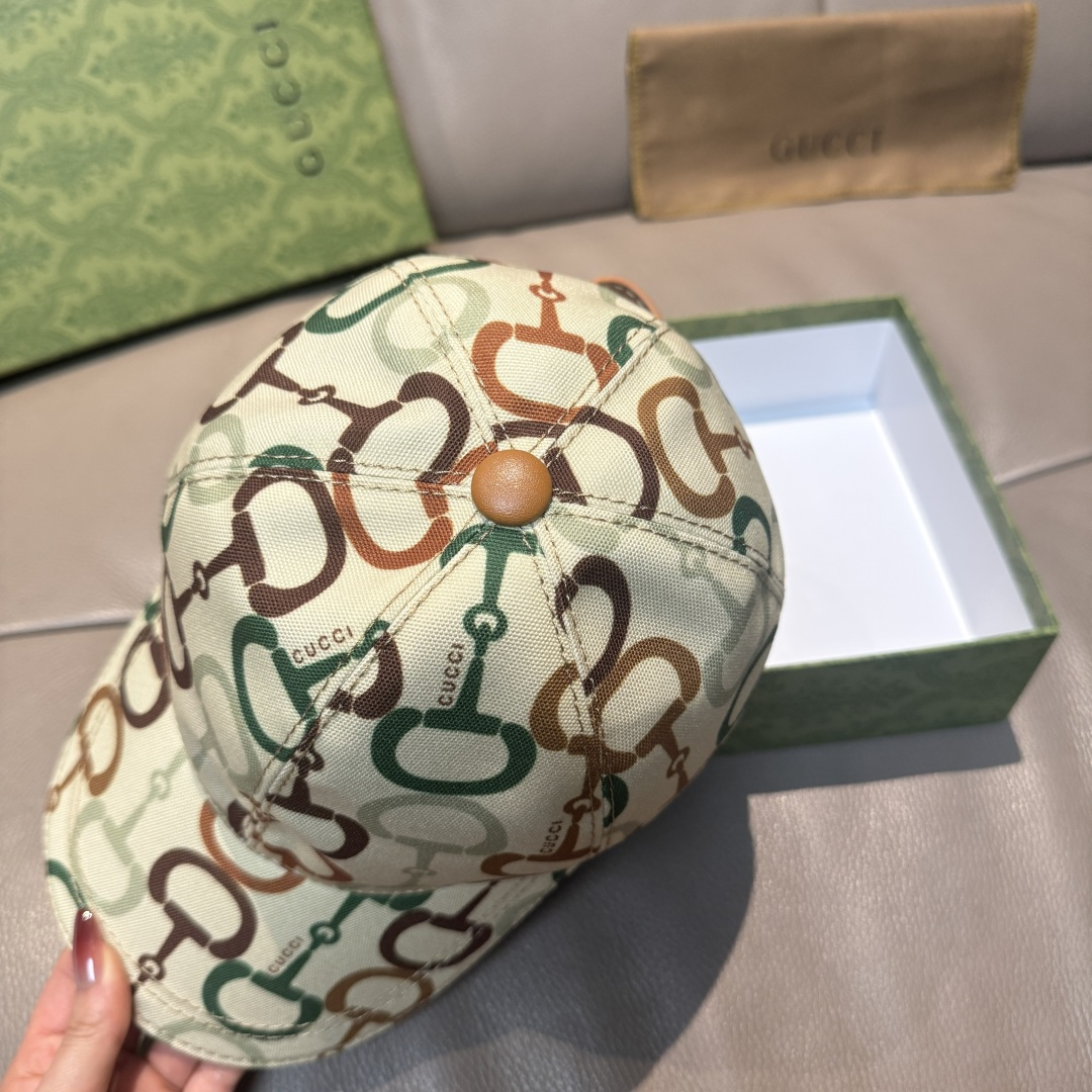 
马衔扣出货
配包装布袋，Gucci古奇新款原单棒球帽， 马衔扣棒球帽。专柜11开模订制，原版帆布面料+