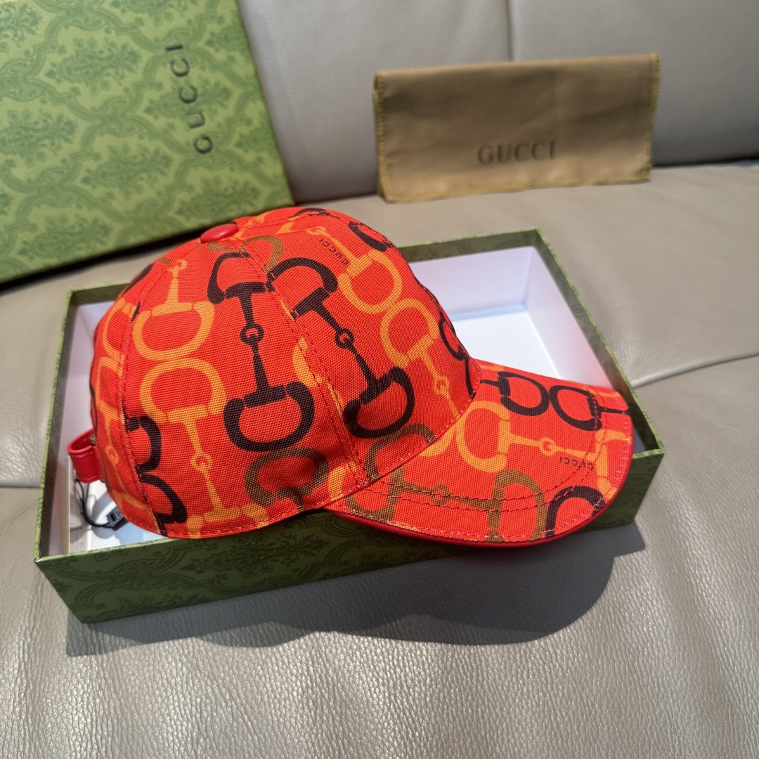 
马衔扣出货
配包装布袋，Gucci古奇新款原单棒球帽， 马衔扣棒球帽。专柜11开模订制，原版帆布面料+