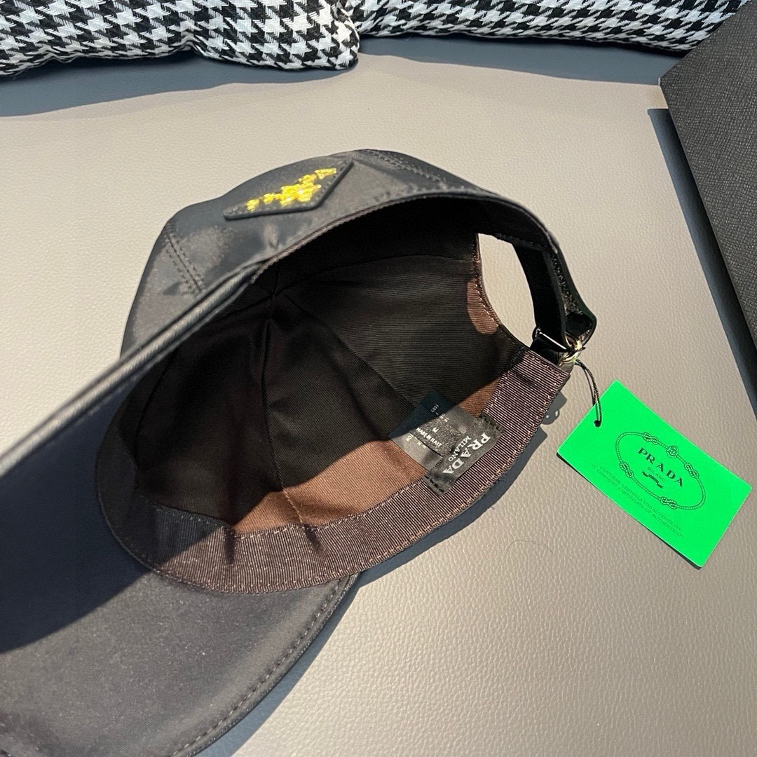 
倒三角闪亮出货，现货足！
配盒子布袋，Prada(普拉达)经典原单棒球帽， 经典倒三角金属logo，专