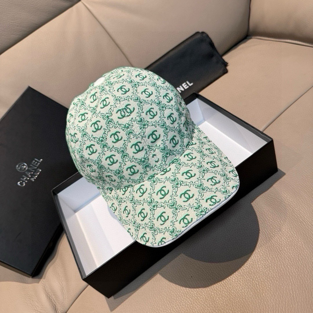 
新款出货！
配盒子布袋，Chanel(香奈儿)新款原单棒球帽， 小双C提花，专柜11开模订制，原版帆布