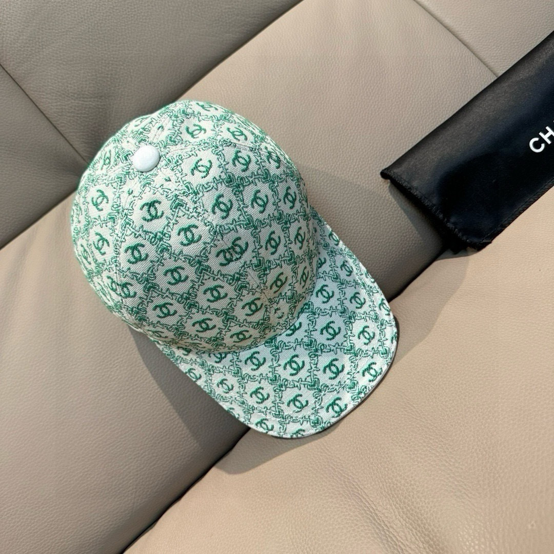 
新款出货！
配盒子布袋，Chanel(香奈儿)新款原单棒球帽， 小双C提花，专柜11开模订制，原版帆布