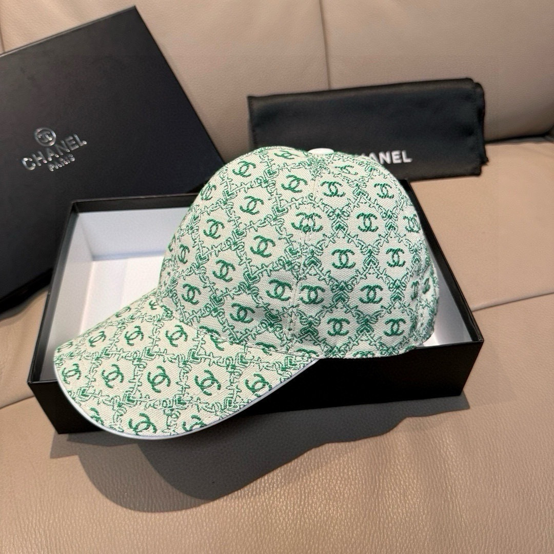 
新款出货！
配盒子布袋，Chanel(香奈儿)新款原单棒球帽， 小双C提花，专柜11开模订制，原版帆布