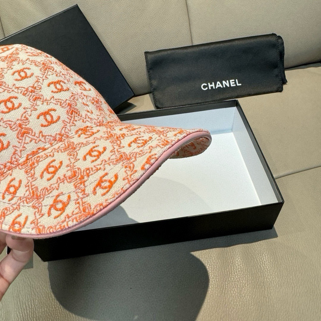 
新款出货！
配盒子布袋，Chanel(香奈儿)新款原单棒球帽， 小双C提花，专柜11开模订制，原版帆布
