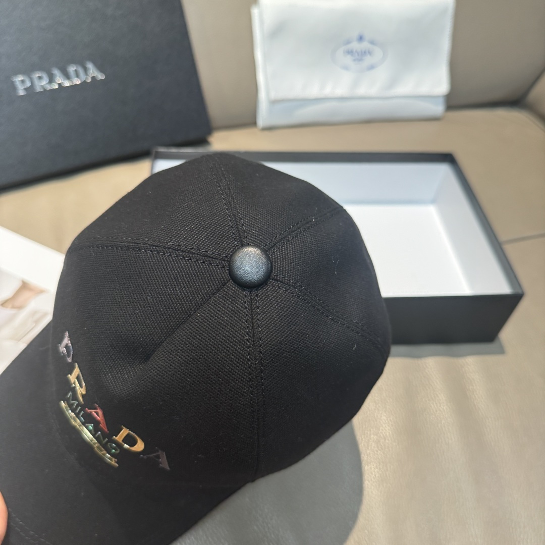 
配盒子布袋，Prada(普拉达)新款原单棒球帽， 印字logo，专柜11开模订制，原版帆布布料+头层牛