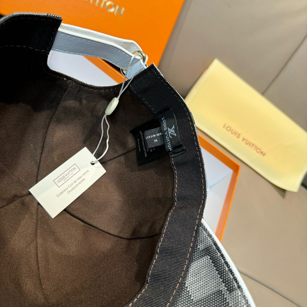 
配包装布袋，LV路易威登新款原单棒球帽，经典棋盘格，11开模订制，原版专柜布料+头层牛皮，小方格时尚帅