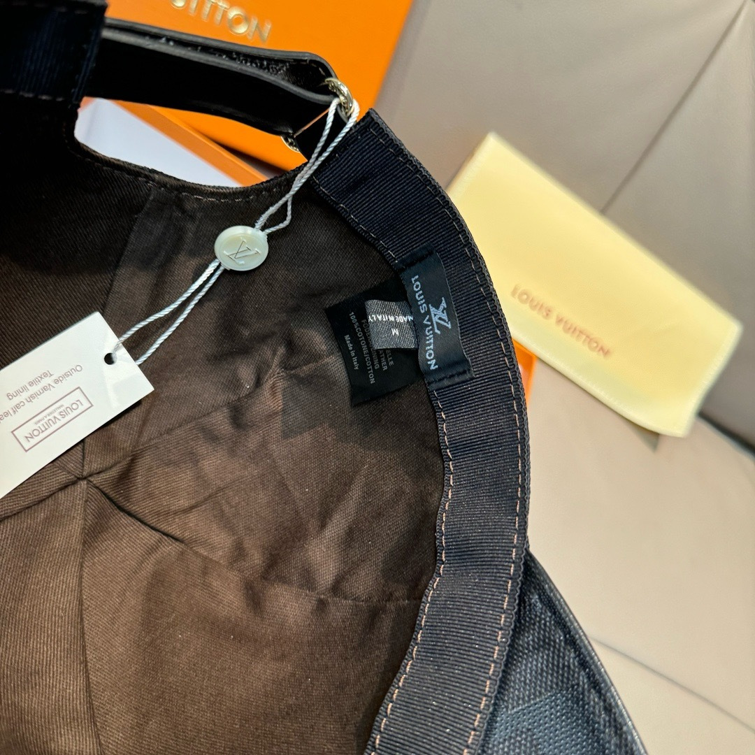 
配包装布袋，LV路易威登新款原单棒球帽，经典棋盘格，11开模订制，原版专柜布料+头层牛皮，小方格时尚帅