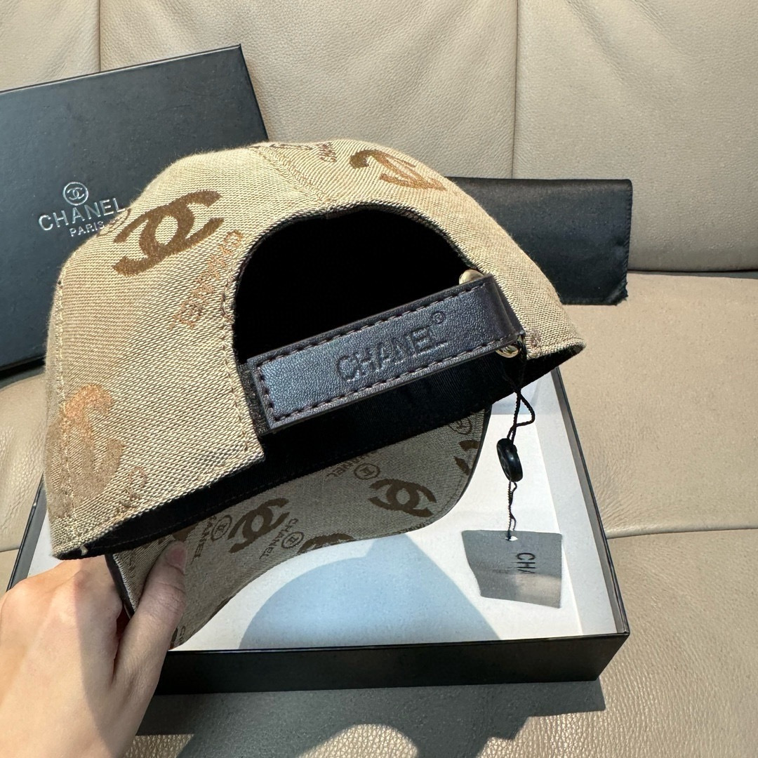 
配包装布袋，Chanel(香奈儿)经典原单棒球帽， 经典双C,专柜11开模订制，原版帆布料+头层牛皮，