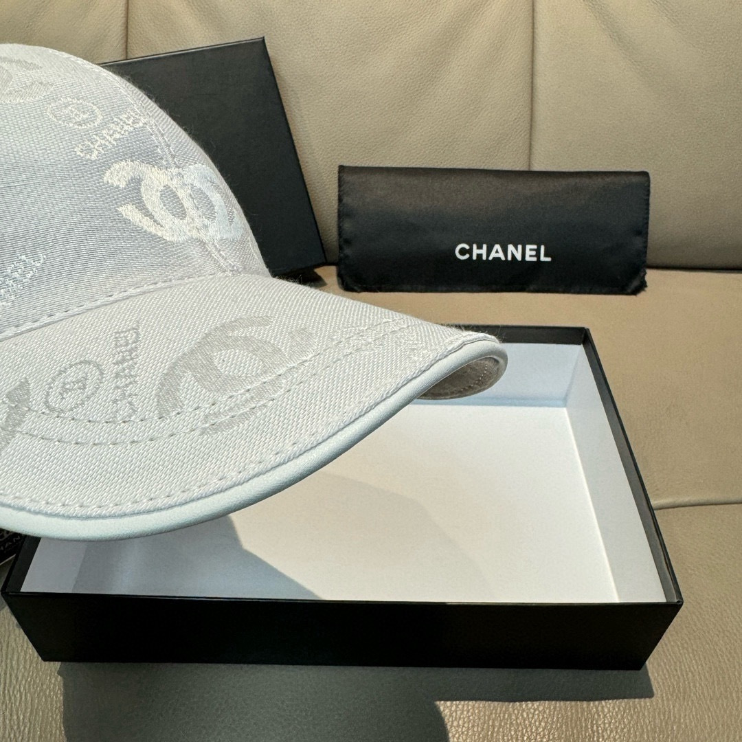 
配包装布袋，Chanel(香奈儿)经典原单棒球帽， 经典双C,专柜11开模订制，原版帆布料+头层牛皮，