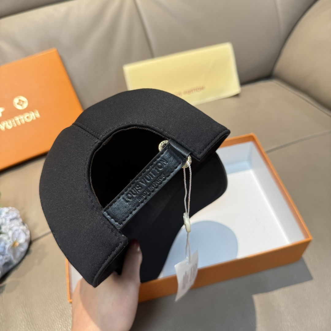 
新款出货
配盒子布袋，LV(路易威登)新款原单棒球帽，Lv刺绣，11开模订制，重工刺绣，做工细致完美，