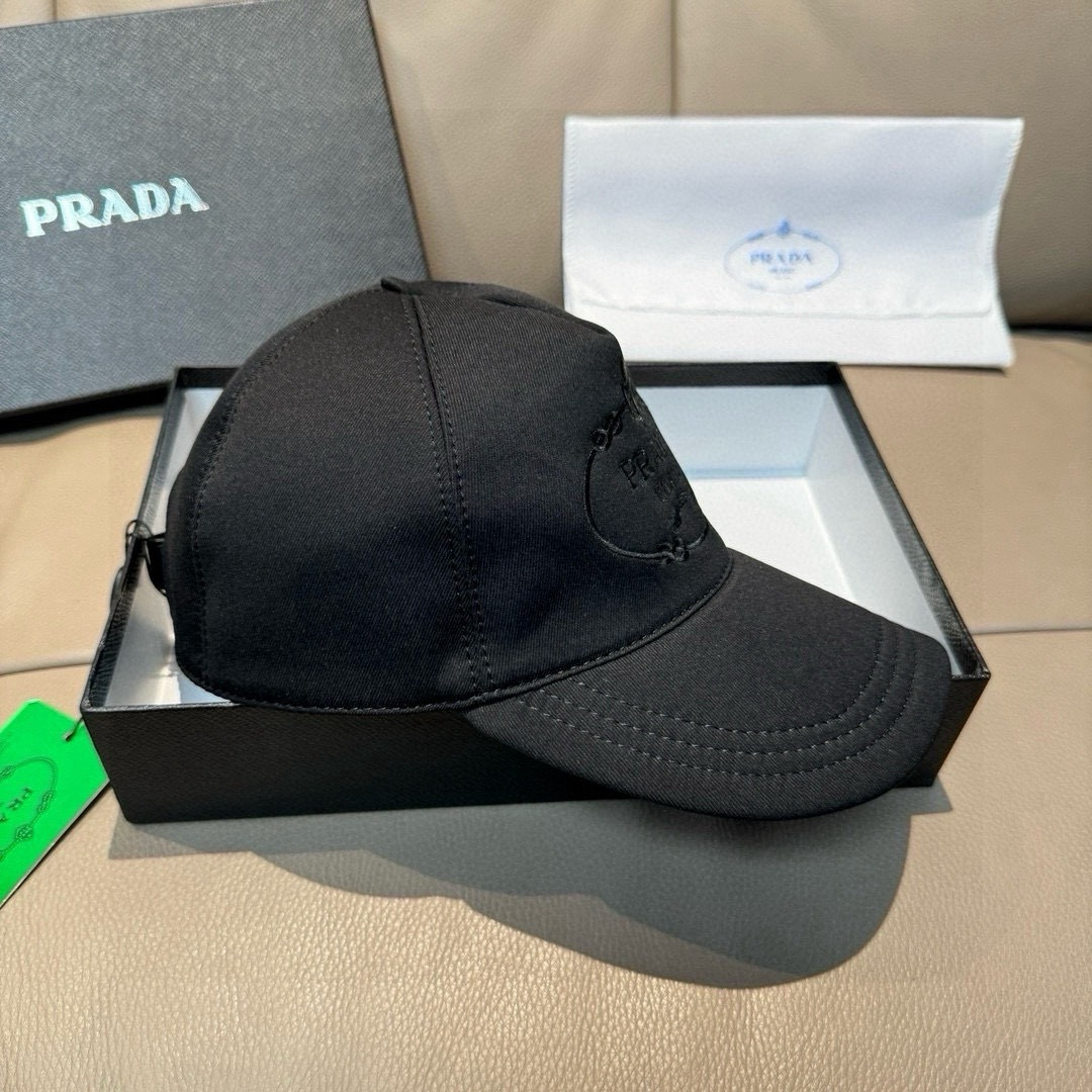 
配包装布袋，Prada(普拉达)新款原单棒球帽， 金丝刺绣，11开模订制，原厂金丝线精细刺绣，原版帆布