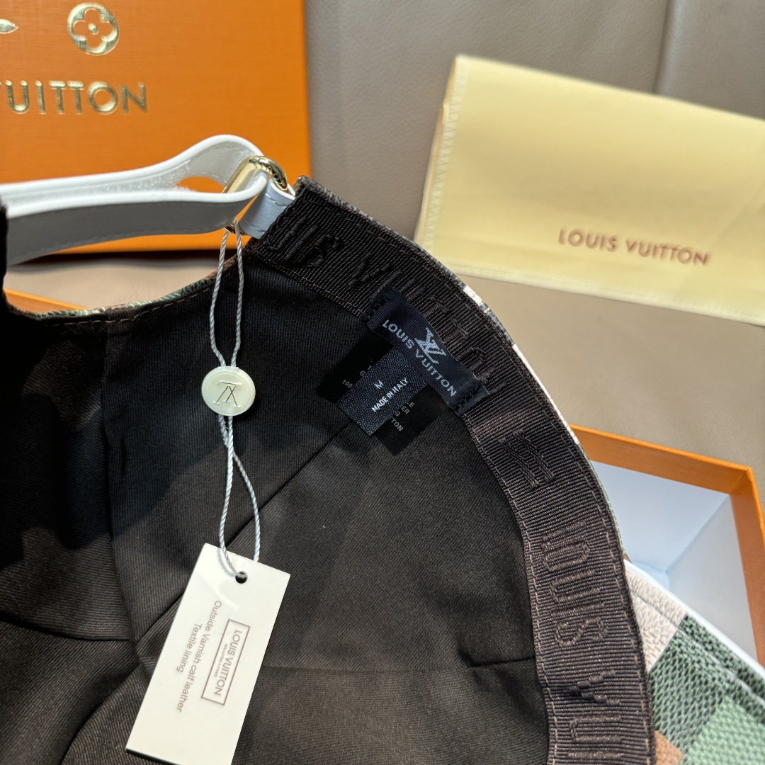 
配包装布袋，LV路易威登新款原单棒球帽，七彩棋盘格，11开模订制，原版专柜PU皮革+头层牛皮包边，长年