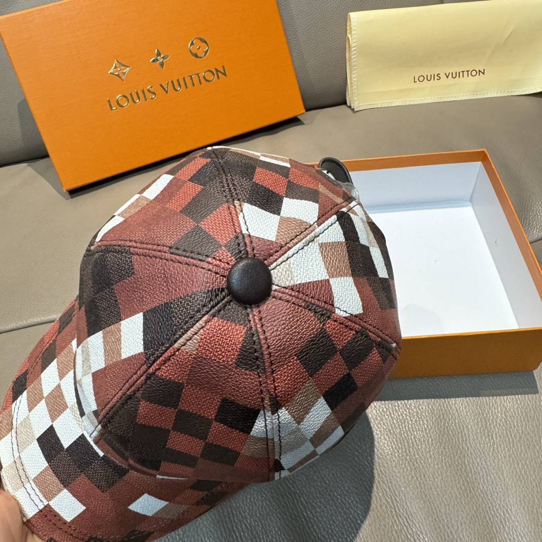 
配包装布袋，LV路易威登新款原单棒球帽，七彩棋盘格，11开模订制，原版专柜PU皮革+头层牛皮包边，长年