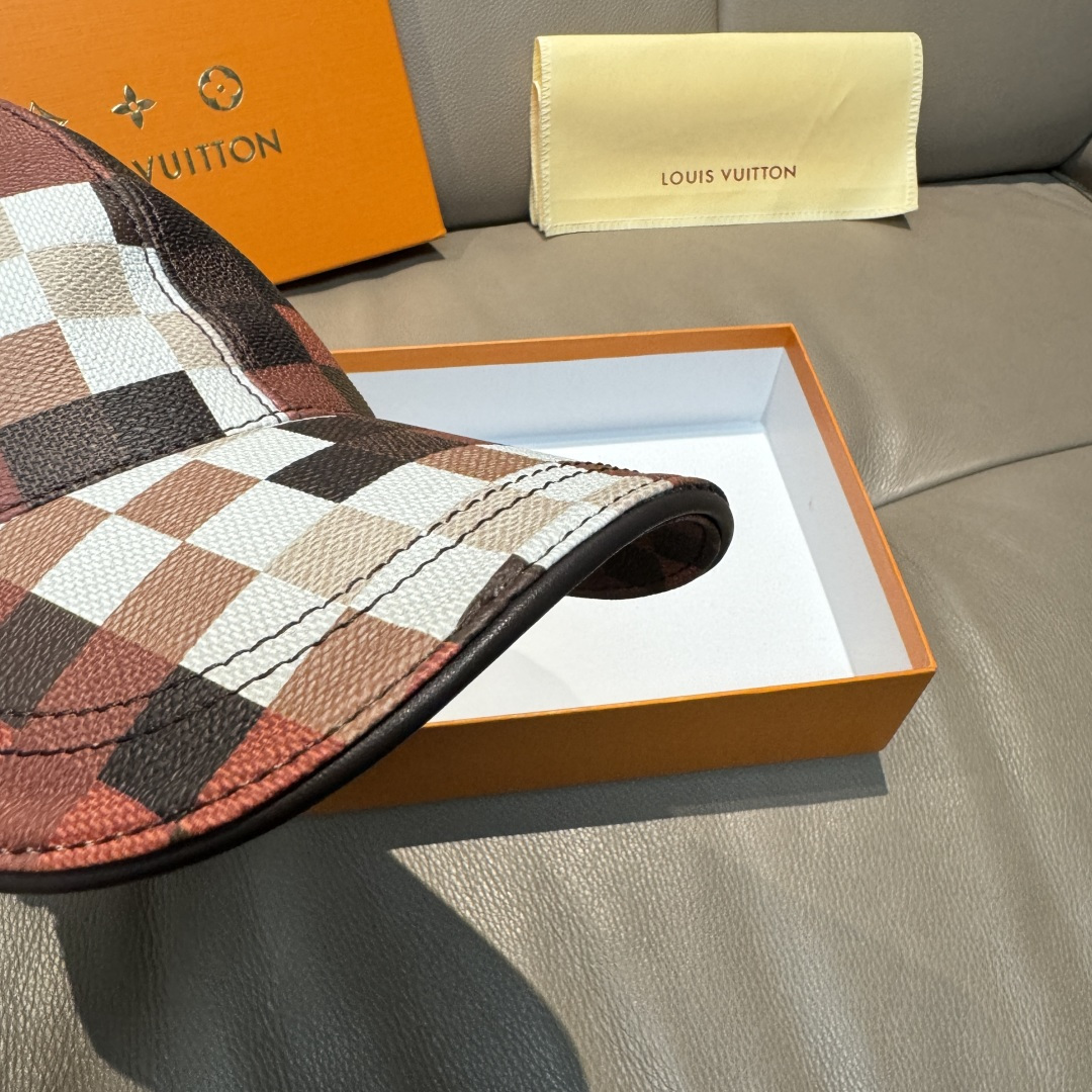 
配包装布袋，LV路易威登新款原单棒球帽，七彩棋盘格，11开模订制，原版专柜PU皮革+头层牛皮包边，长年