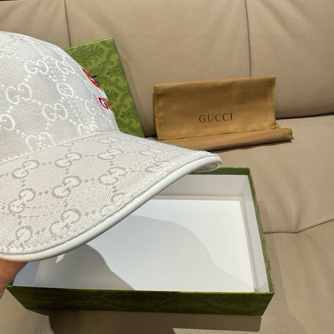 
万年经典款出货！
配盒子布袋，Gucci(古奇)经典原单棒球帽😍😍gucci小刺绣，专柜11开模订制，