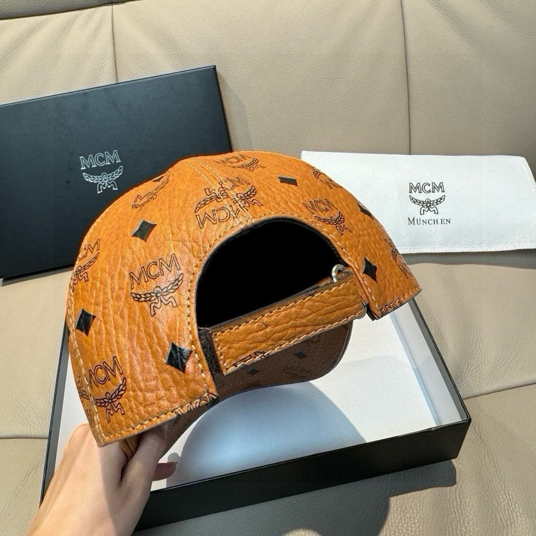 
新款出货
配包装布袋，MCM经典原单棒球帽，11开模订制，原版专柜PVC革+头层牛皮包边，长年爆版，质