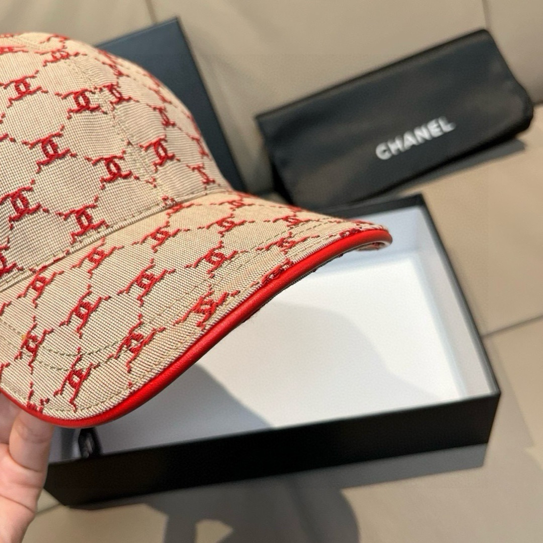 
新款出货！
配盒子布袋，Chanel(香奈儿)新款原单棒球帽， 小双C提花，专柜11开模订制，原版帆布