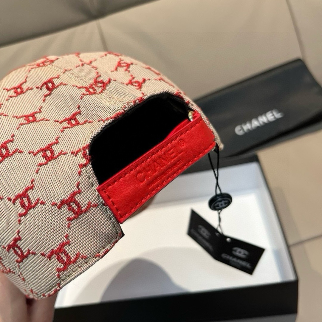 
新款出货！
配盒子布袋，Chanel(香奈儿)新款原单棒球帽， 小双C提花，专柜11开模订制，原版帆布