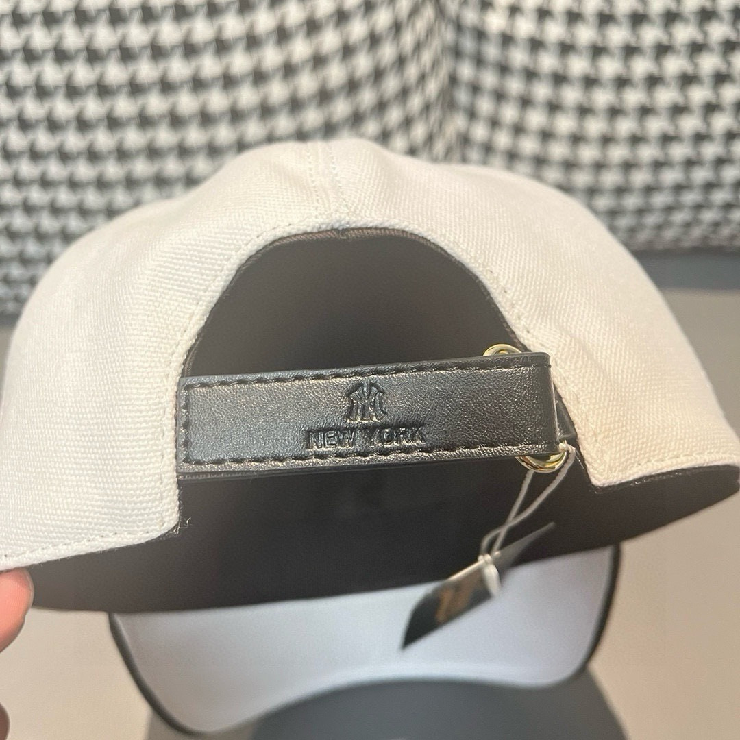 
爆款回货
NY(New York)棒球帽， 专柜最新款，NY刺绣，简洁大气！11开模订制，原厂透气帆布