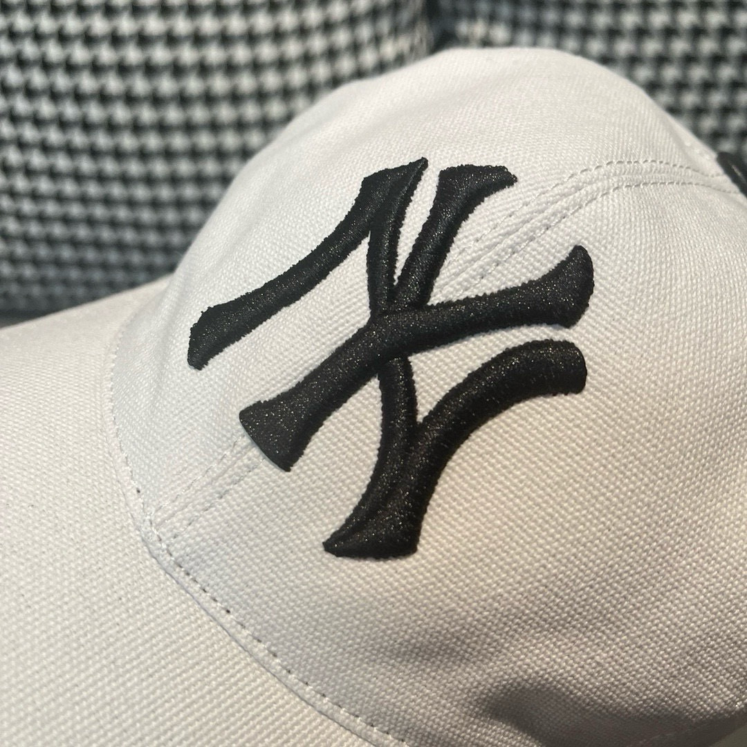 
爆款回货
NY(New York)棒球帽， 专柜最新款，NY刺绣，简洁大气！11开模订制，原厂透气帆布