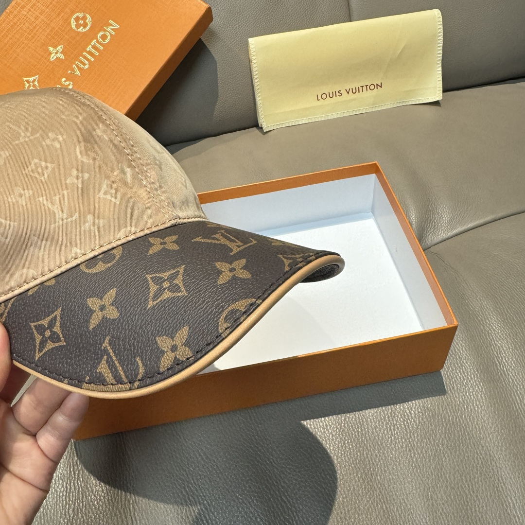 
配盒子布袋，LV(路易威登)新款原单棒球帽，老花拼接，11开模订制，原版印花绸缎面料+专柜老花皮，做工