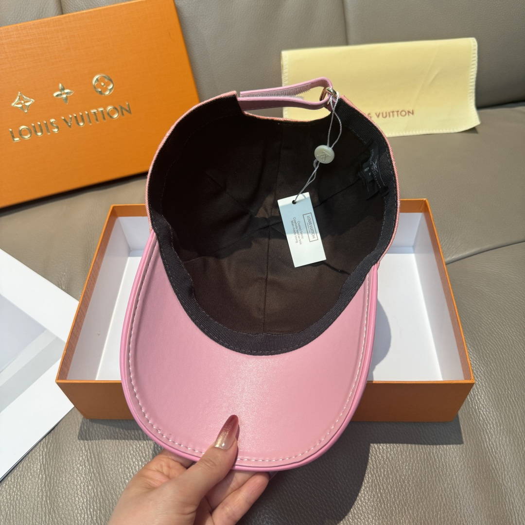 
配盒子布袋，LV(路易威登)新款原单棒球帽，牛皮压花，11开模订制，原版牛仔布料，做工细致完美，质量超