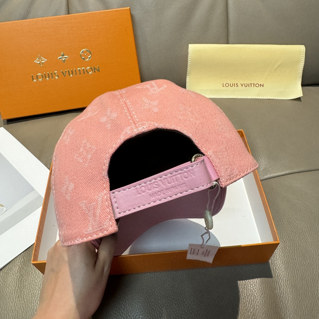 
配盒子布袋，LV(路易威登)新款原单棒球帽，牛皮压花，11开模订制，原版牛仔布料，做工细致完美，质量超