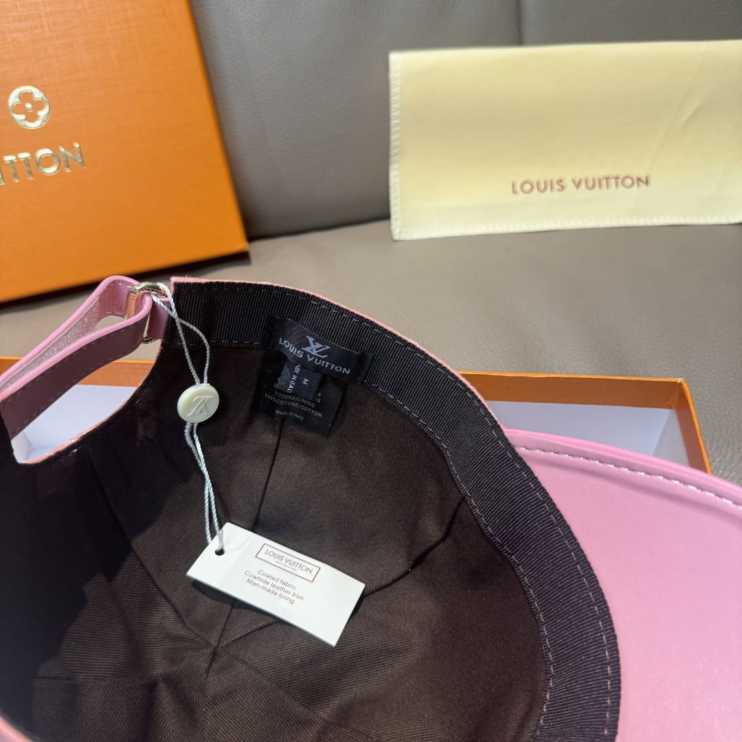 
配盒子布袋，LV(路易威登)新款原单棒球帽，牛皮压花，11开模订制，原版牛仔布料，做工细致完美，质量超