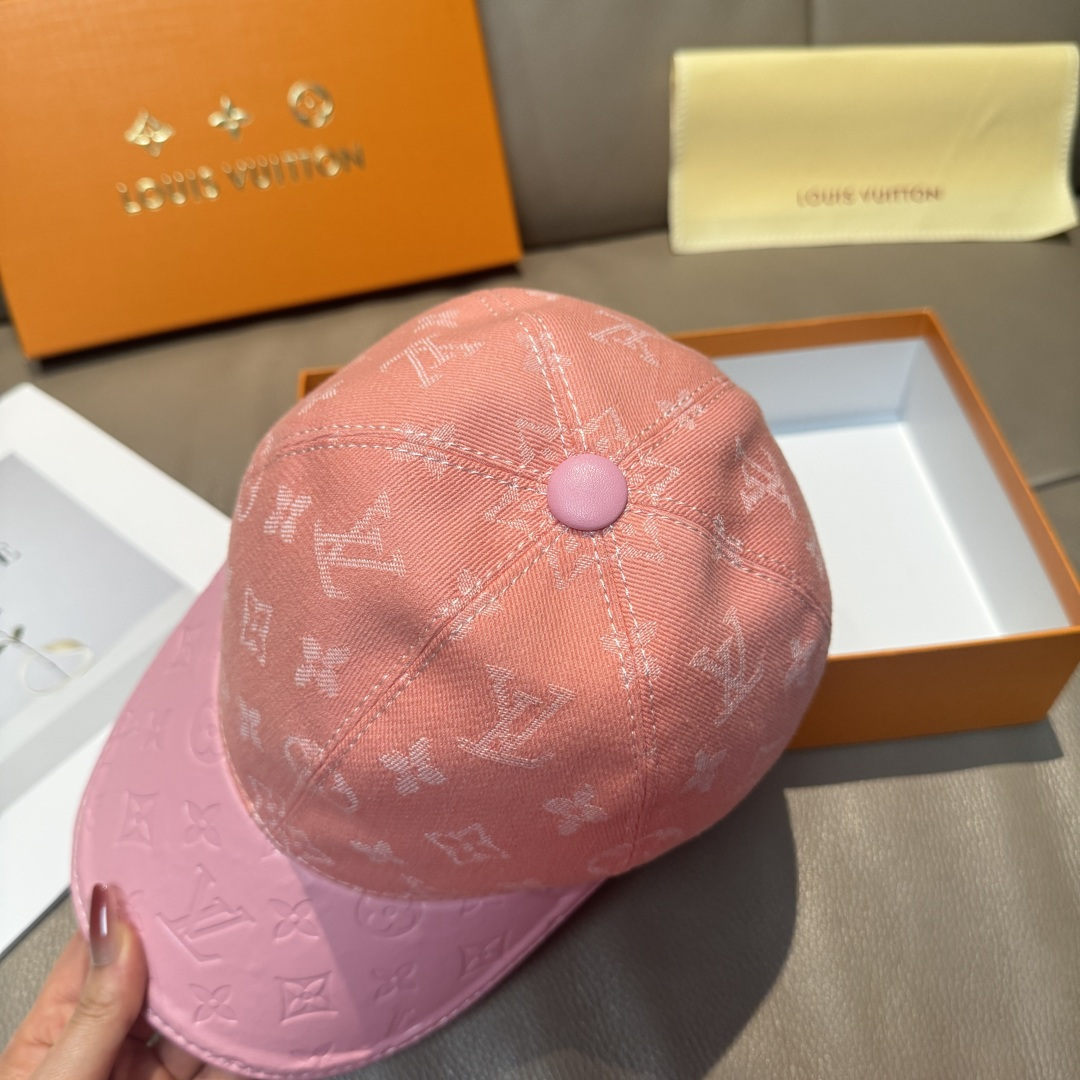 
配盒子布袋，LV(路易威登)新款原单棒球帽，牛皮压花，11开模订制，原版牛仔布料，做工细致完美，质量超