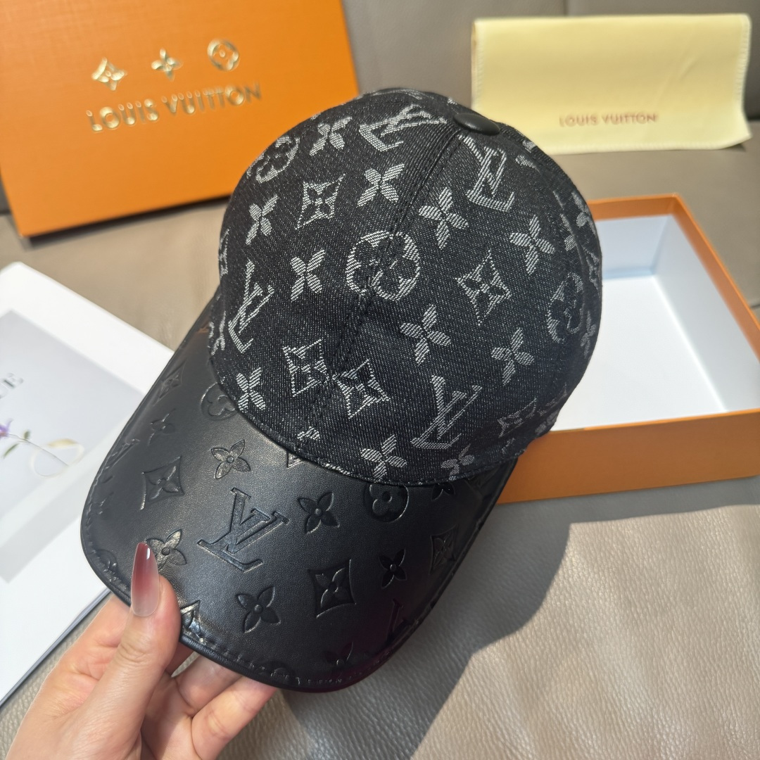 
配盒子布袋，LV(路易威登)新款原单棒球帽，牛皮压花，11开模订制，原版牛仔布料，做工细致完美，质量超