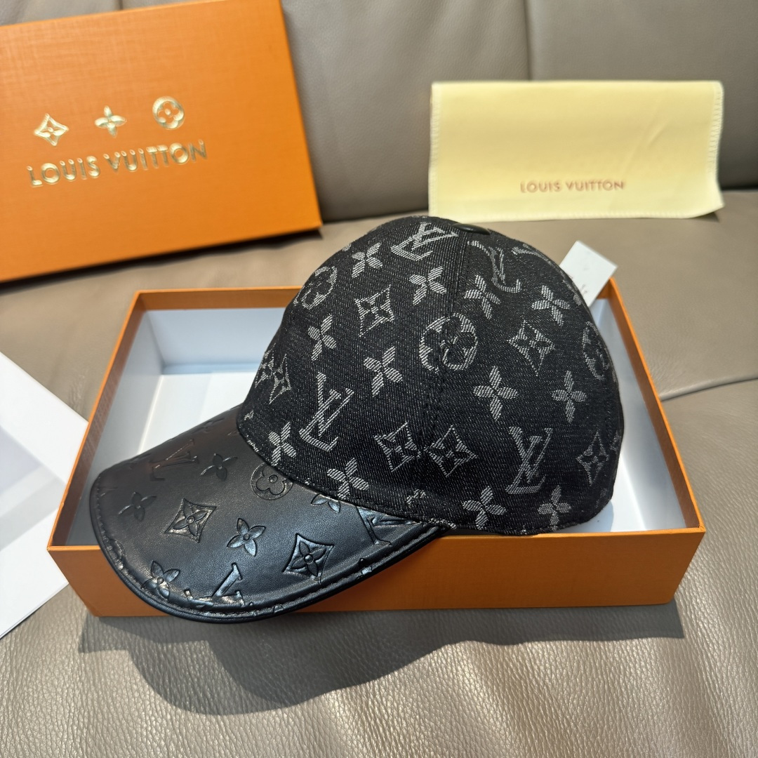
配盒子布袋，LV(路易威登)新款原单棒球帽，牛皮压花，11开模订制，原版牛仔布料，做工细致完美，质量超