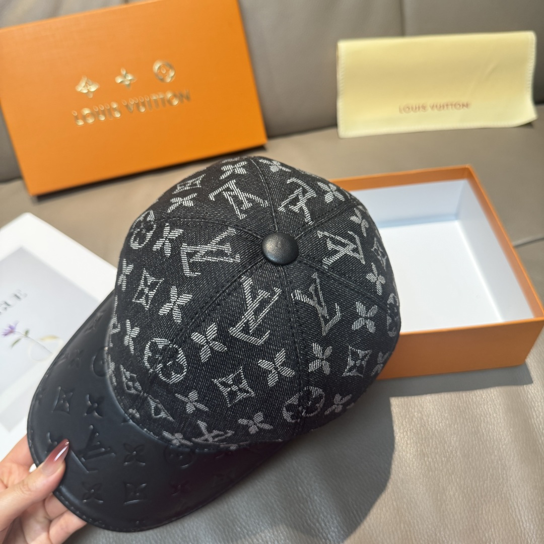 
配盒子布袋，LV(路易威登)新款原单棒球帽，牛皮压花，11开模订制，原版牛仔布料，做工细致完美，质量超