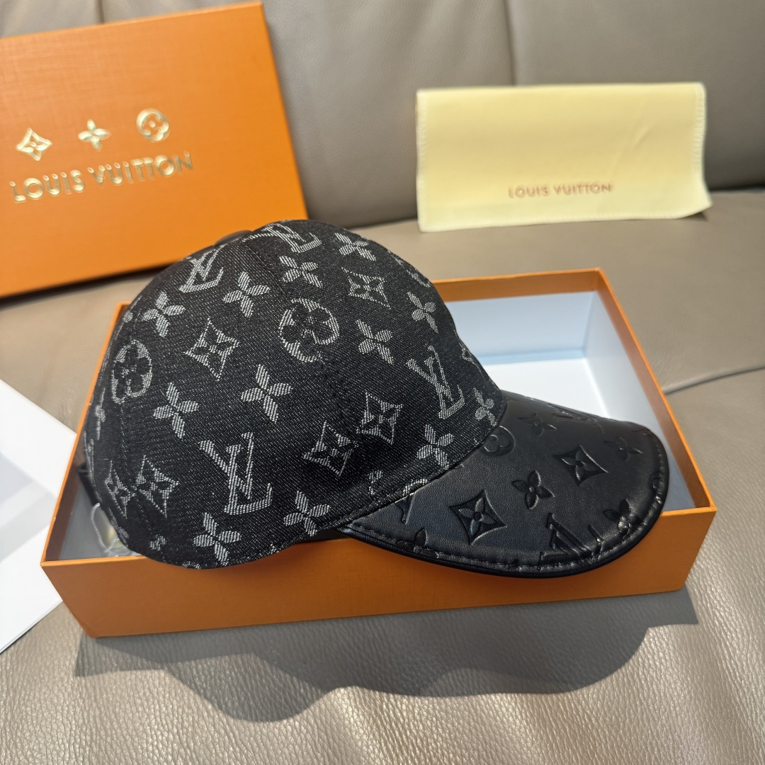 
配盒子布袋，LV(路易威登)新款原单棒球帽，牛皮压花，11开模订制，原版牛仔布料，做工细致完美，质量超