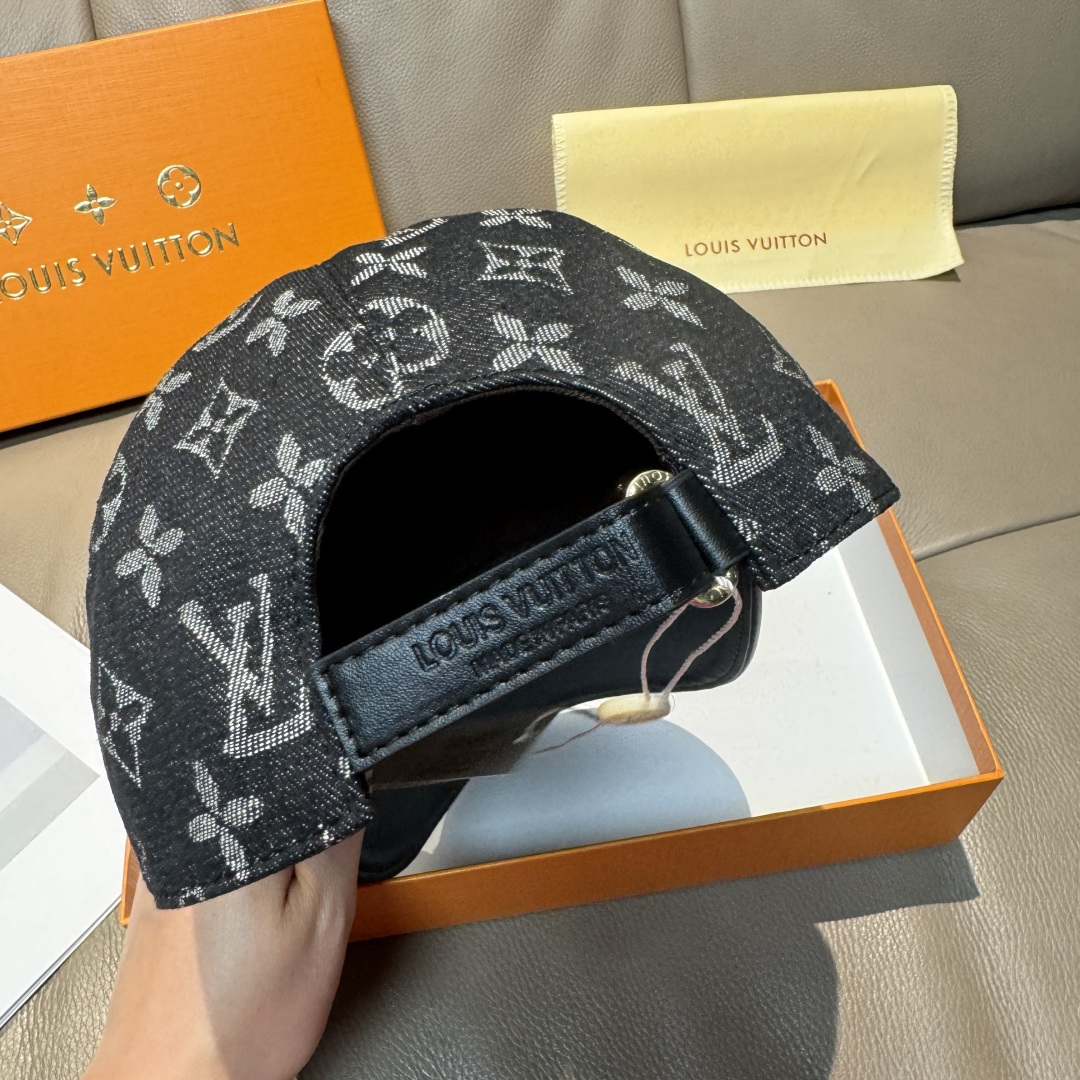 
配盒子布袋，LV(路易威登)新款原单棒球帽，牛皮压花，11开模订制，原版牛仔布料，做工细致完美，质量超