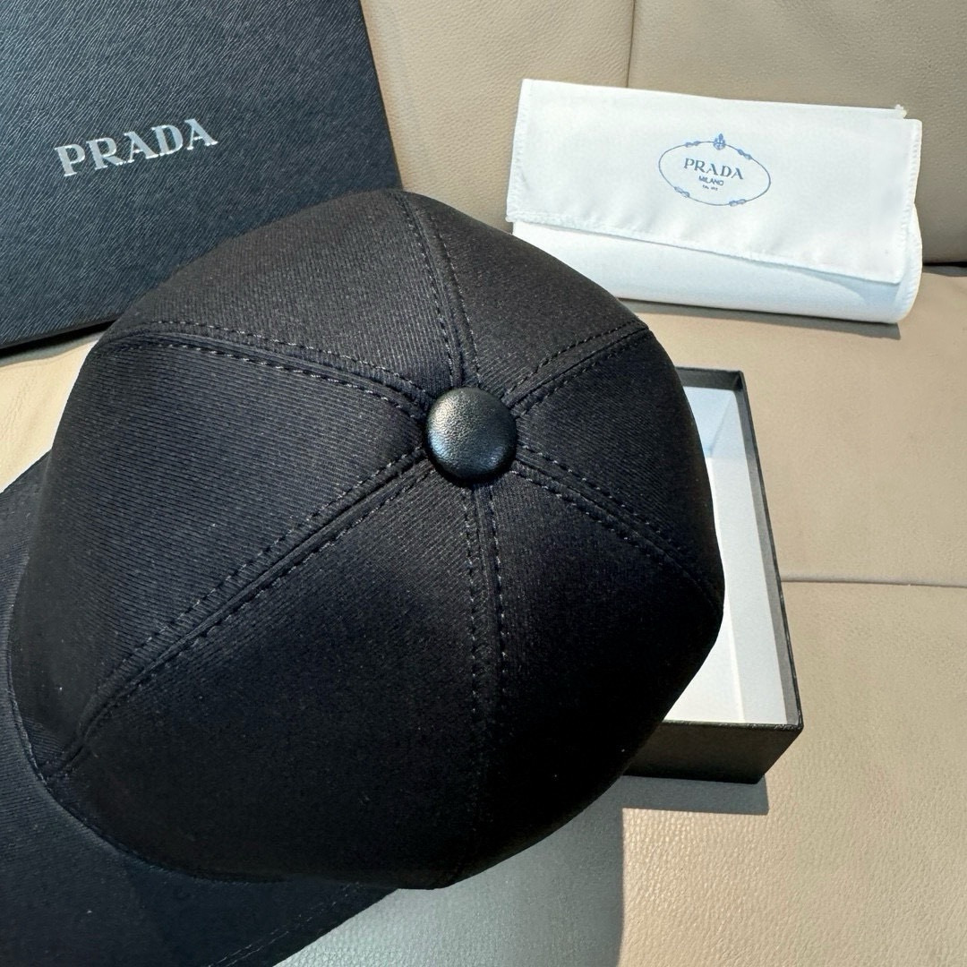
配盒子布袋，Prada(普拉达)新款原单棒球帽， 刺绣logo，专柜11开模订制，原版纯棉布料+头层牛