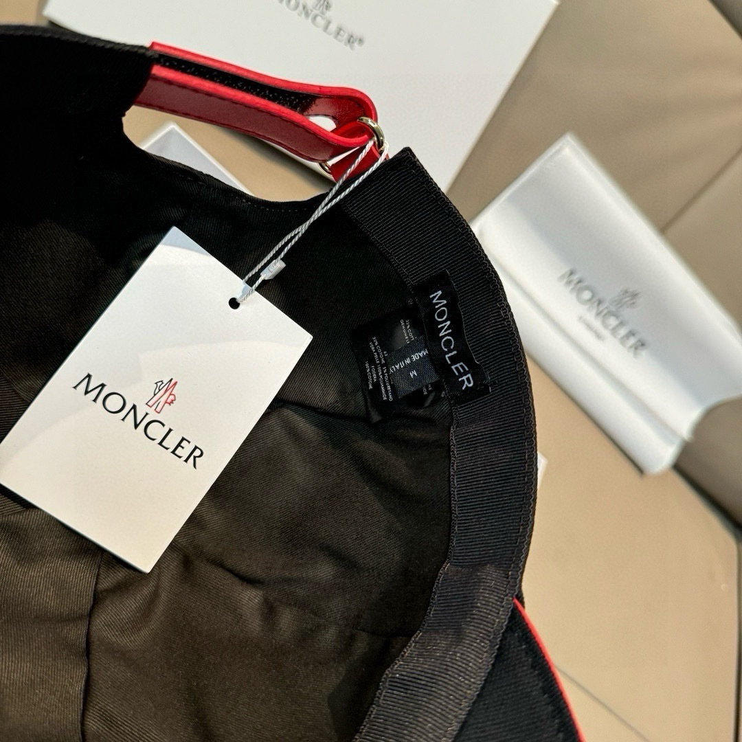 
配包装布袋，Moncler蒙口新款原单棒球帽，专柜11开模订制，全新立体刺绣，原版帆布料+头层牛皮，纯