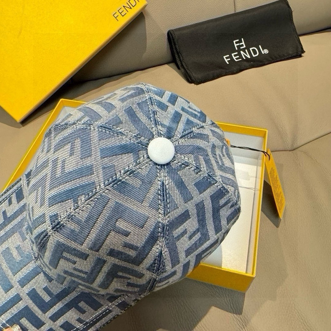 
新款出货！
配盒子布袋，Fendi（芬迪）新款原单棒球帽， 双F提花，专柜常年热卖款，口碑极佳，11开