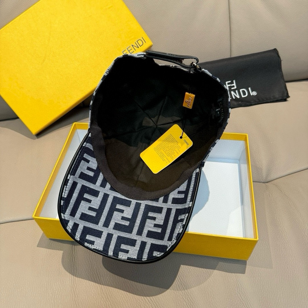 
新款出货！
配盒子布袋，Fendi（芬迪）新款原单棒球帽， 双F提花，专柜常年热卖款，口碑极佳，11开