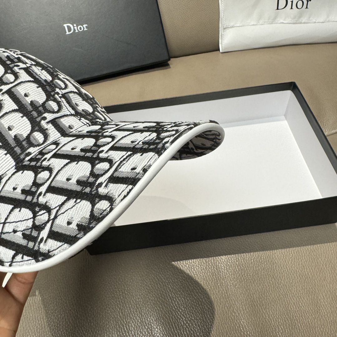 
配盒子布袋，Dior(迪奥)新款原单棒球帽， Dior老花，复古韵味十足，专柜断货热门，11开模订制，