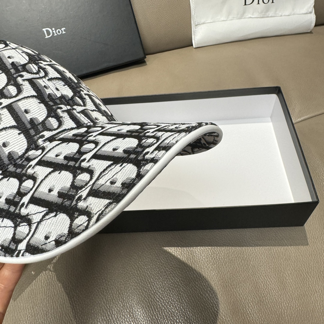 
配盒子布袋，Dior(迪奥)新款原单棒球帽， Dior老花，复古韵味十足，专柜断货热门，11开模订制，