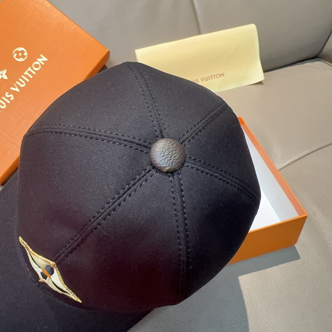 
新款出货
配盒子布袋，LV(路易威登)新款原单棒球帽，LV四叶花刺绣，专柜11开模订制，原版纯棉面料+