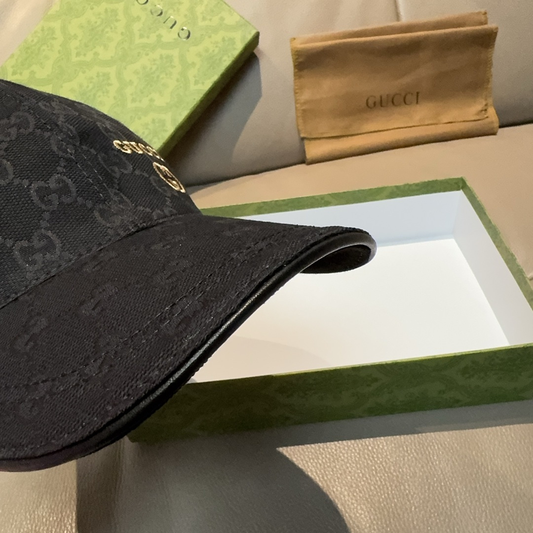 
万年经典款出货！
配盒子布袋，Gucci(古奇)经典原单棒球帽😍😍金丝小刺绣，专柜11开模订制，最高版