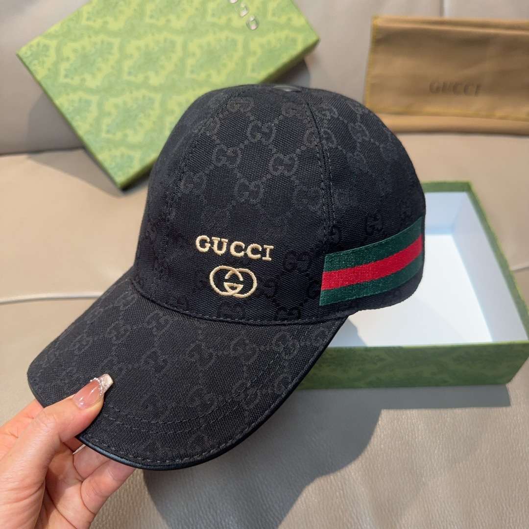 
万年经典款出货！
配盒子布袋，Gucci(古奇)经典原单棒球帽😍😍金丝小刺绣，专柜11开模订制，最高版
