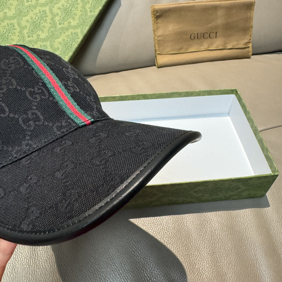 
配包装布袋，Gucci(古奇)经典原单棒球帽， 竖条小织带，11开模订制，原版帆布料+头层牛皮，真皮包