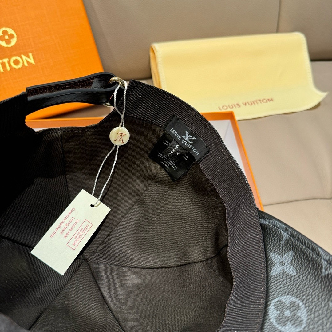 
配包装布袋，LV路易威登经典原单棒球帽，经典老花，11开模订制，原版专柜PU皮革+头层牛皮包边，长年爆