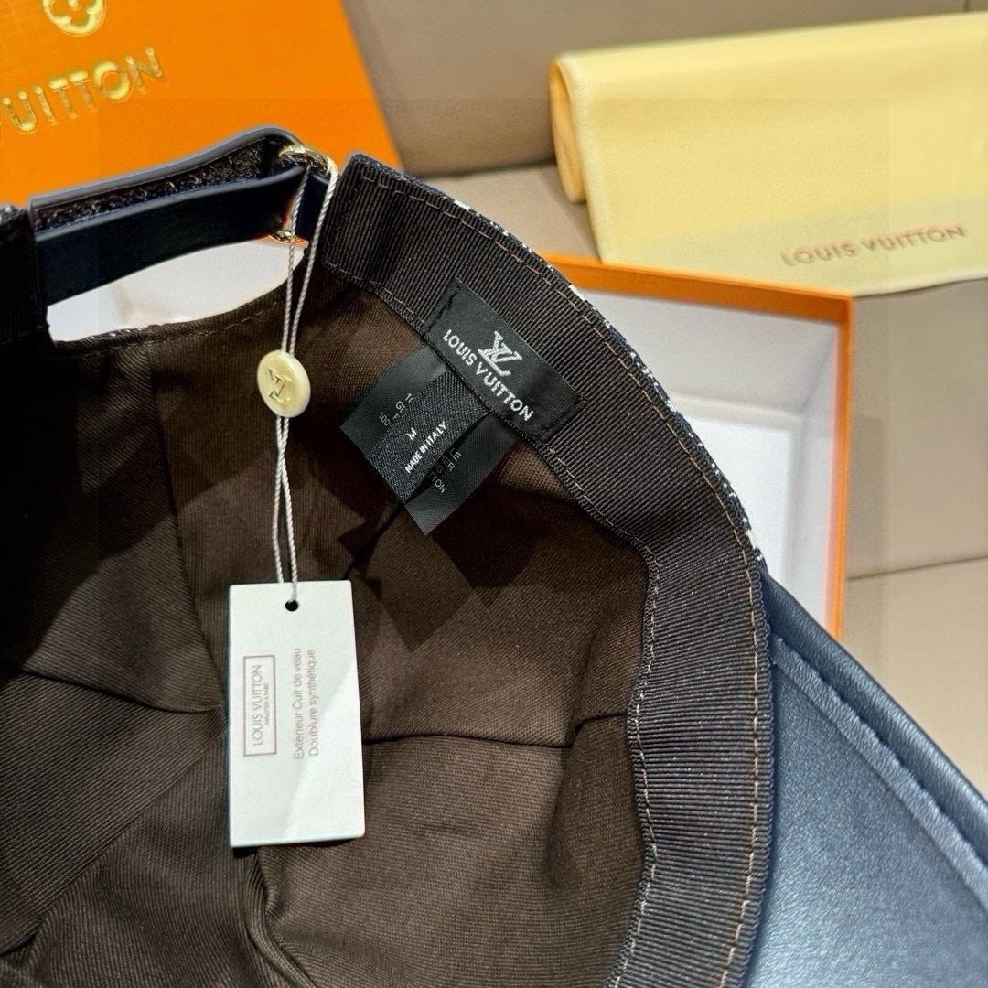 
配盒子布袋，LV(路易威登)新款原单棒球帽，牛皮拼接，11开模订制，原版牛仔布料，做工细致完美，质量超