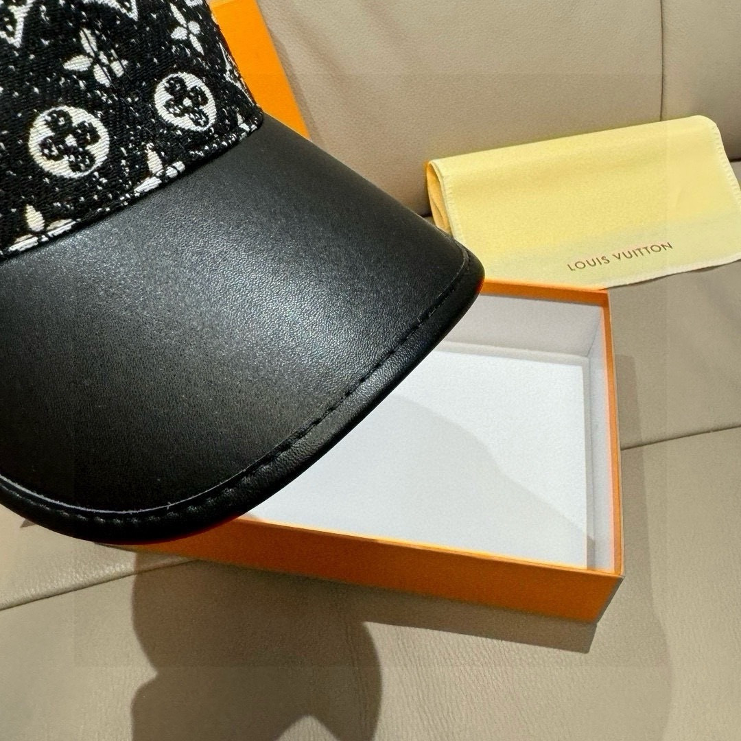 
配盒子布袋，LV(路易威登)新款原单棒球帽，牛皮拼接，11开模订制，原版牛仔布料，做工细致完美，质量超