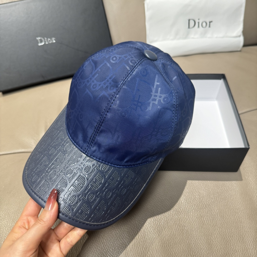 
配盒子布袋，Dior(迪奥)新款原单棒球帽， Dior老花拼皮，复古韵味十足，11开模订制，原版绸缎布