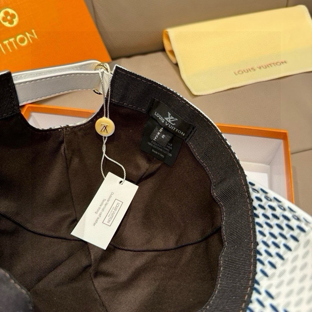 
爆款强势回货
配盒子布袋，LV(路易威登)新款原单棒球帽，大V丝印，专柜11开模订制，原厂订制面料+头